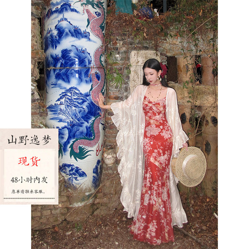 山野逸梦2026年新品《荼靡》红色碎花吊带连衣裙女显瘦度假风长裙