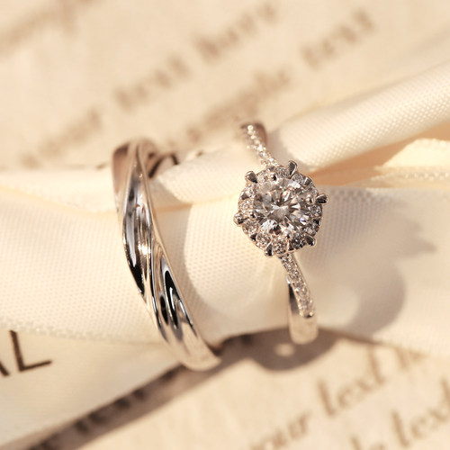 星织款扭臂微镶仿真莫桑石钻戒男女对戒奢华结婚戒指婚礼仪式道具