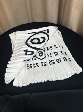 Margie6风格马拉风白色围巾针织毛线披肩男女同款MMM数字刺绣围脖