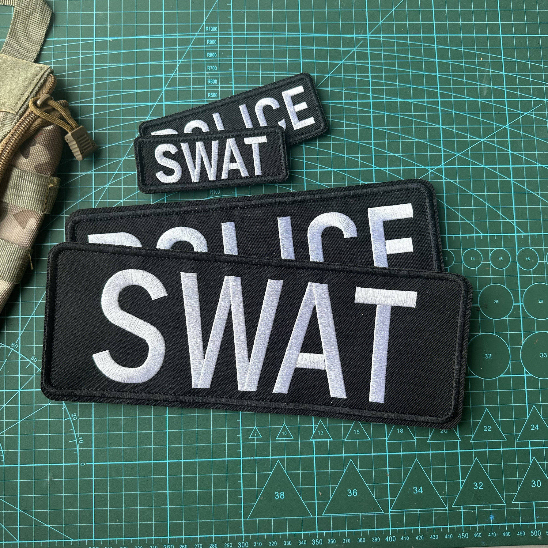 黑底白字SWAT魔术贴章刺绣战术臂章胸章大背贴背包贴章战术士气章