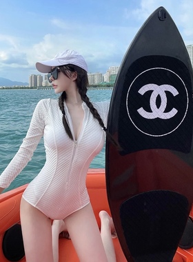 潜水服2022新款白色长袖ins风遮肚显瘦泡温泉度假冲浪连体游泳衣