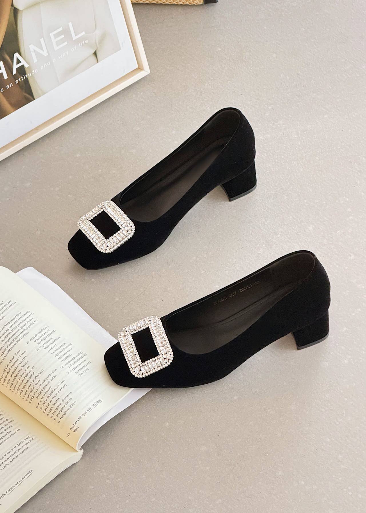 法式中高跟2026年新款黑色方头水钻单鞋女鞋春季百搭粗跟浅口单鞋