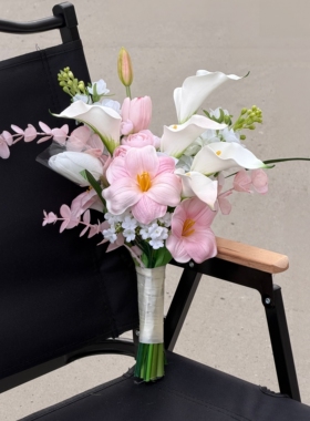 韩式高级感粉色马蹄莲新娘手捧花