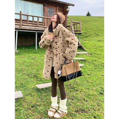 卡其色慵懒风波点连帽羊羔毛大衣女2025冬季宽松保暖皮毛一体外套