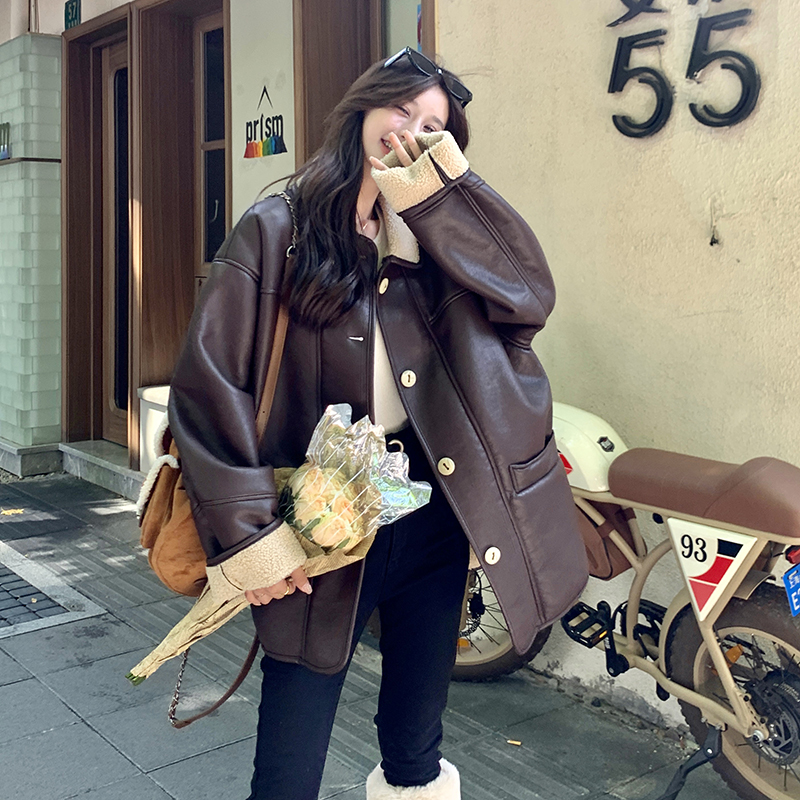 咖色皮毛一体拼接翻领羊羔毛外套女2025冬季时尚保暖高级气质上衣