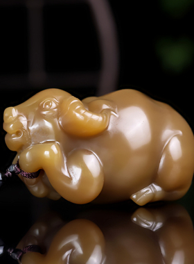 田玉糖料招财玉牛手把件