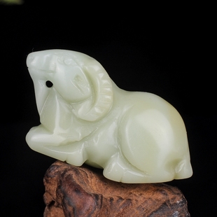 和田玉生肖羊吊坠籽料原石糖料玉羊立体雕刻挂件男女玉挂件玉吊坠