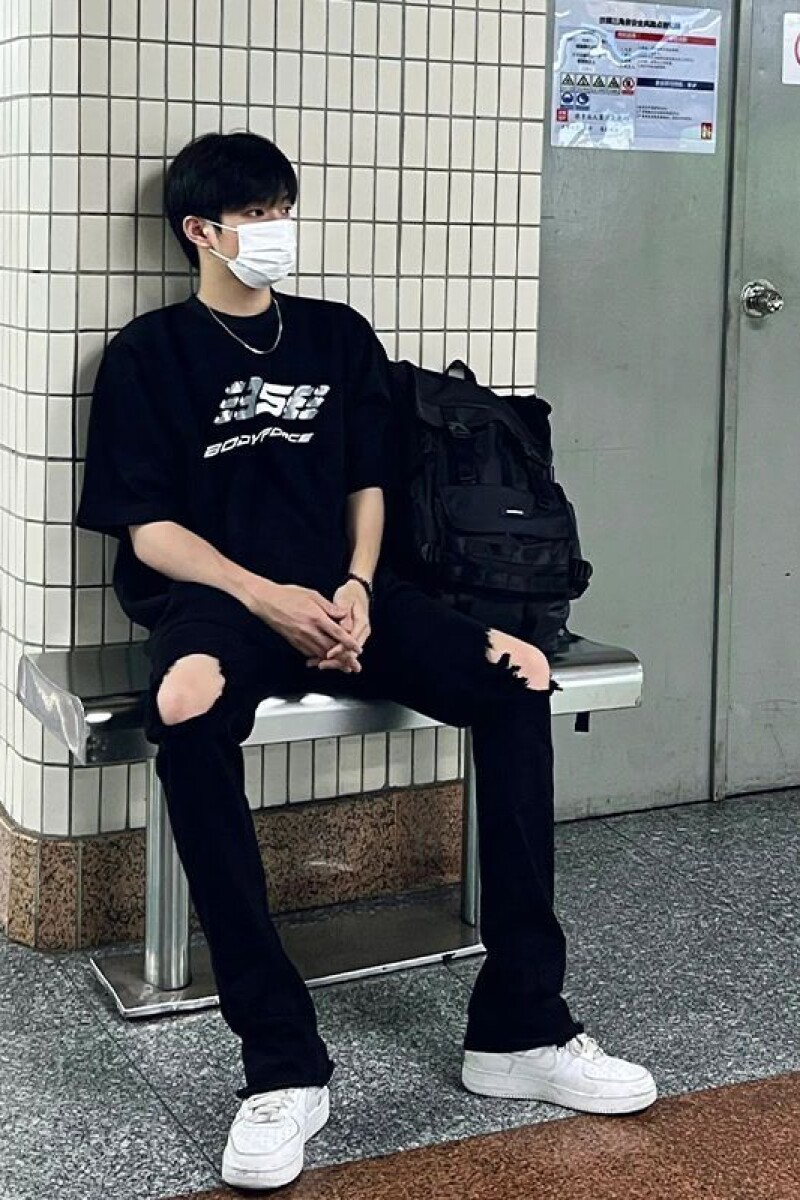 1506/Q80510/P32纯黑色破洞牛仔裤男高街潮牌修身直筒微喇裤,男装牛仔裤,星座1506