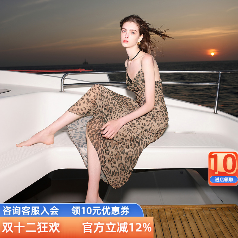 三彩ibudu2025夏季新款豹纹吊带裙蕾丝花边荡领连衣裙长裙女