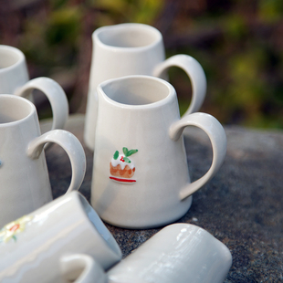 卓艺陶瓷立体浮雕小清新手绘釉下彩花朵昆虫小奶壶迷你引流杯花器