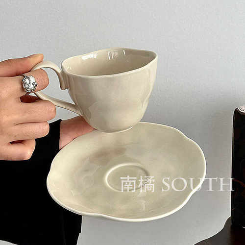 中古风杏色墨尔本咖啡杯碟