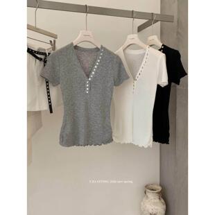 女2026春褶皱收腰木耳边上衣 温柔V领不对称排扣针织衫 Y.JIA 伊嘉