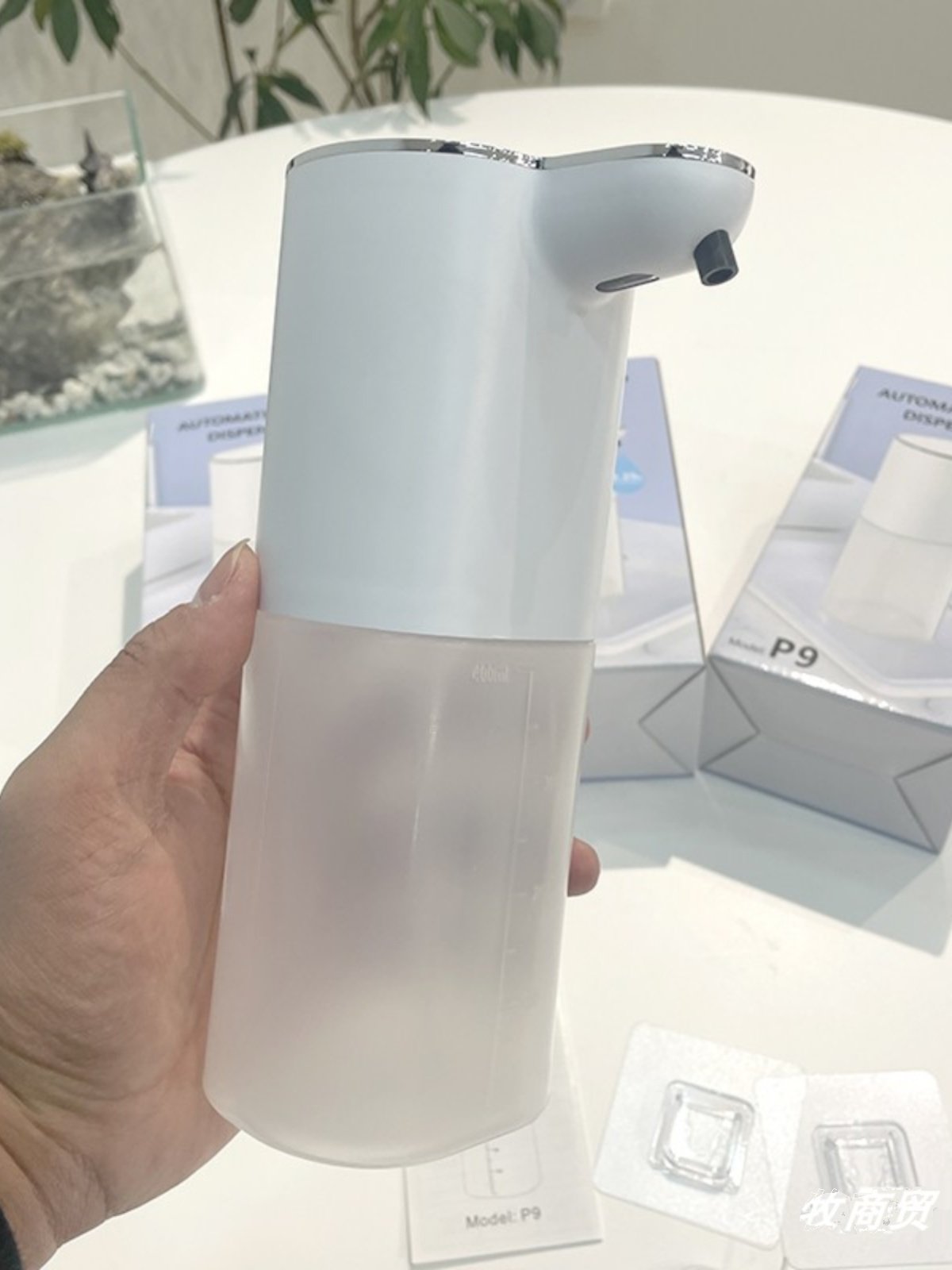 유럽과 미국의 공장 채널 제품 4단 조절 가능한 완전 자동 유도 폼 휴대폰 비누 디스펜서 알코올 소독