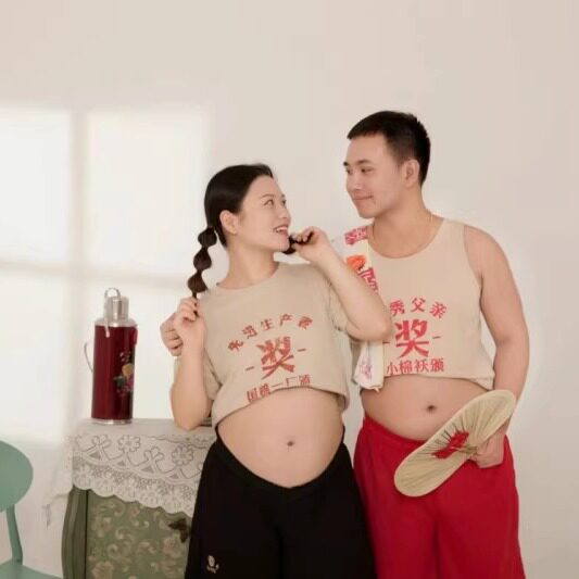 影楼孕妈拍照情侣服装时尚复古