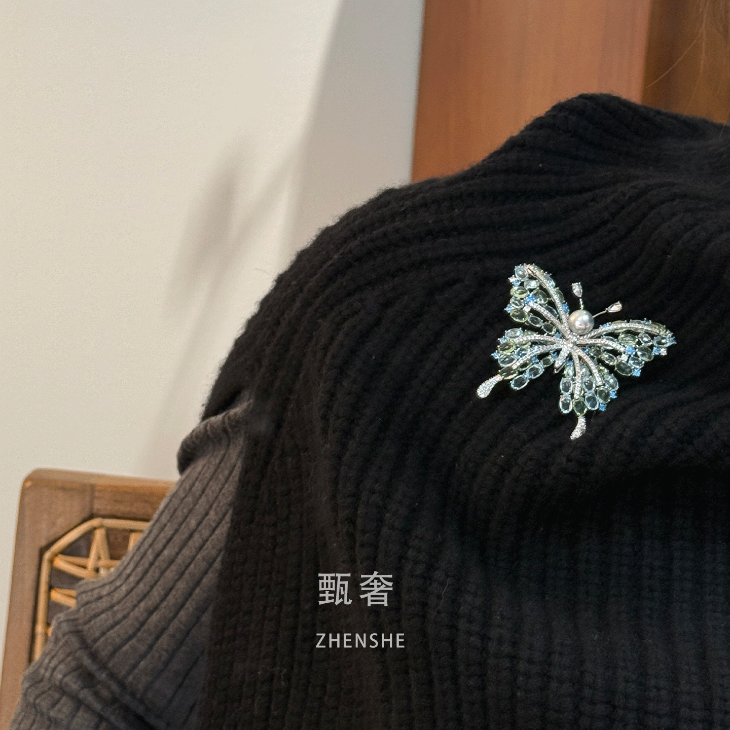 甄奢存在感满满的蝴蝶珍珠胸针