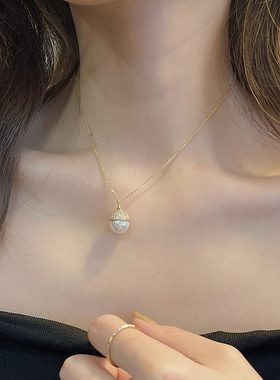 设计感镶钻珍珠吊坠项链