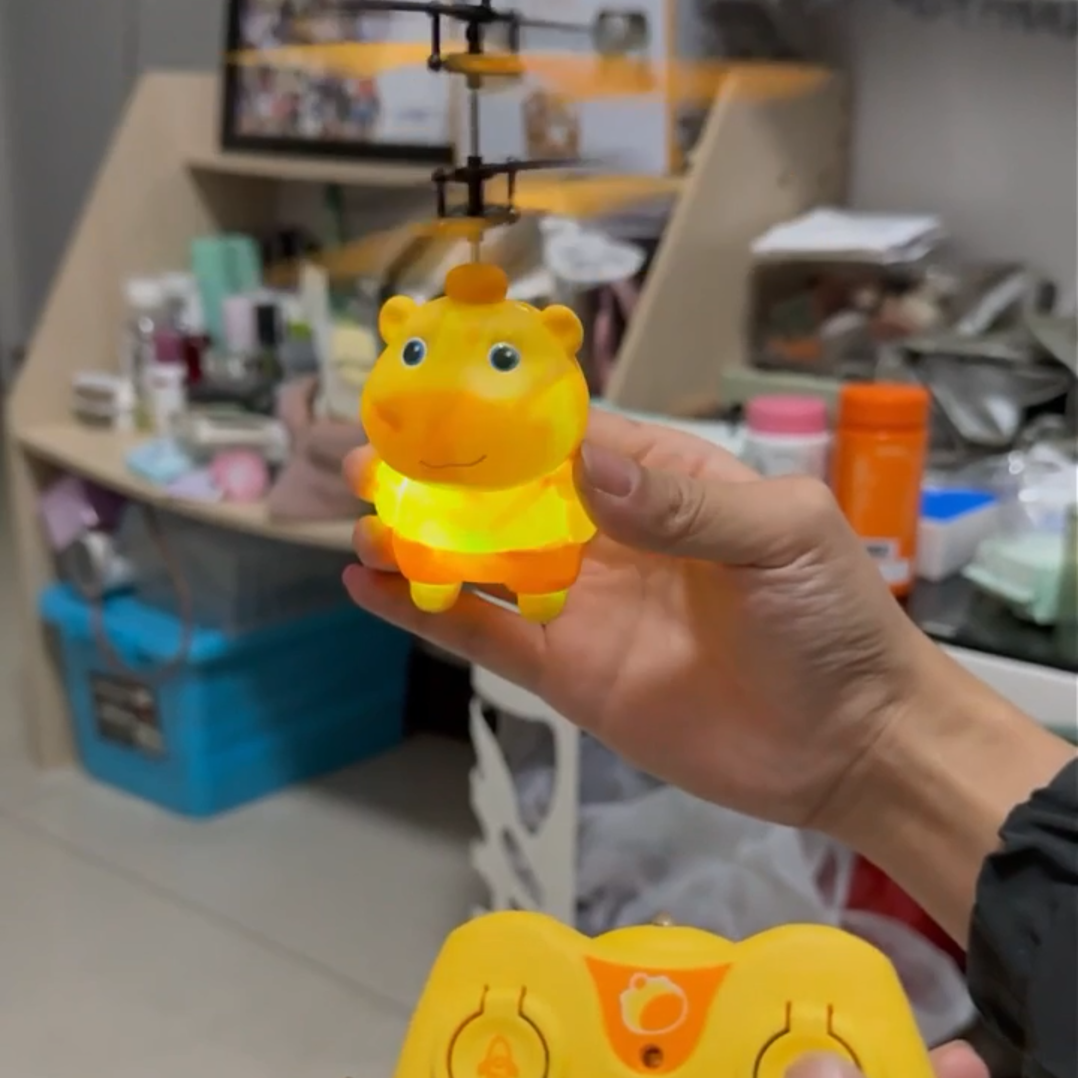 噜飞行玩具遥控外贸批发电动自感应悬浮声控户外益智 0-3 岁玩具