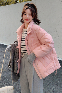 2022新款现货短款粉色羽绒服166-9981P260K418,这样的白衬衫搭配有没有给到你灵感呢图片
