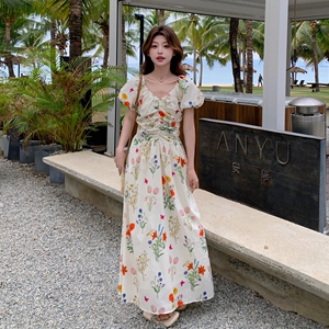 俏皮减龄收腰碎花连衣裙女夏2025新款甜美风爆款气质收腰显瘦长裙图片