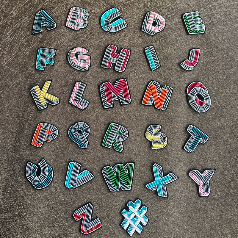 26英文字母拼音手工刺绣  印度丝胸针 金属丝 法国设计 高档徽章