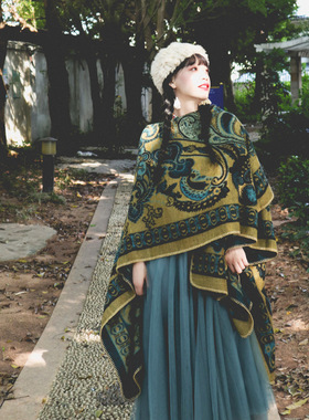Green ethnic shawl is suitable for taking photos. Lijiang s