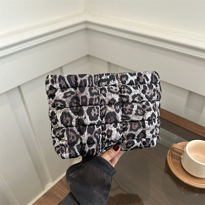 网红时尚褶皱零钱包2025春季新款洋气手拿包今年流行休闲包百搭女,箱包皮具/热销女包/男包,通用款女包,淘宝优惠券,粉丝福利购,淘宝优惠卷