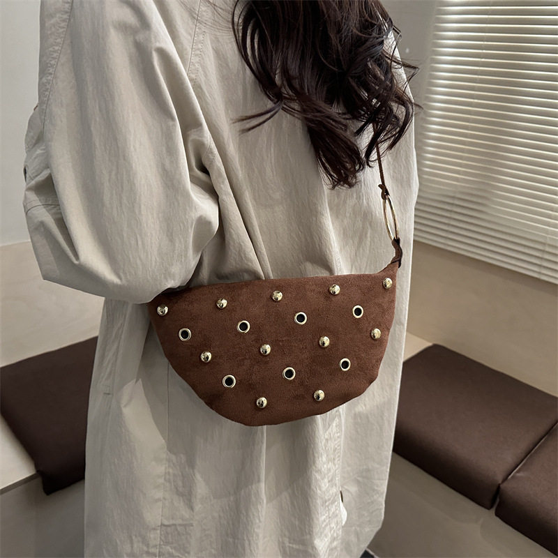 磨砂通勤单肩腋下包韩系小众设计包2026新款欧美风复古小众铆钉包