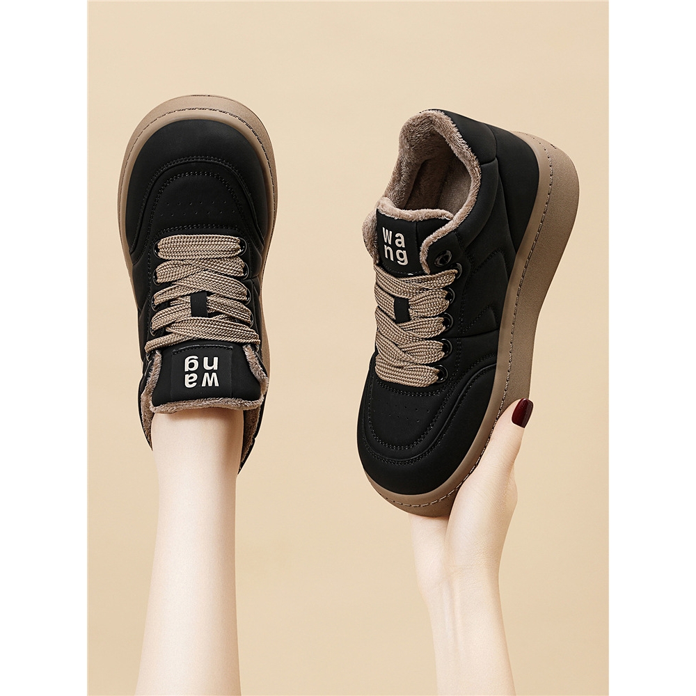 黑色厚底板鞋女款2025新款秋季百搭真皮时尚面包鞋子女休闲运动鞋