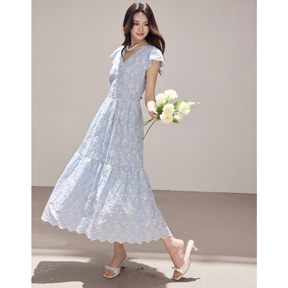 2026夏季新款复古小清新镂空刺绣收腰显瘦V领飞飞袖连衣裙