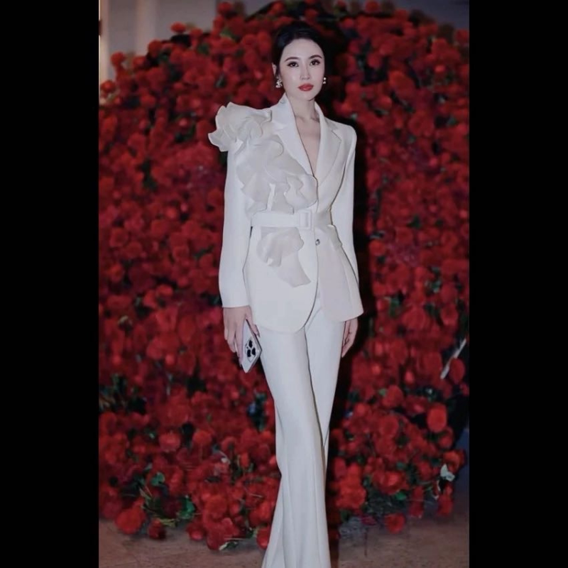 2026年新款时尚韩系设计感显瘦套装正式风白色西装阔腿裤两件套装