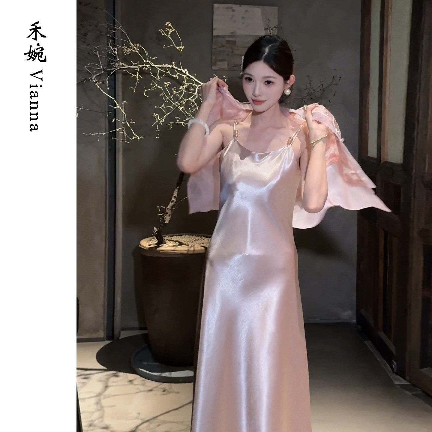 禾婉【半盏桃露】重磅缎面吊带连衣裙女2026春季新款纯色打底长裙