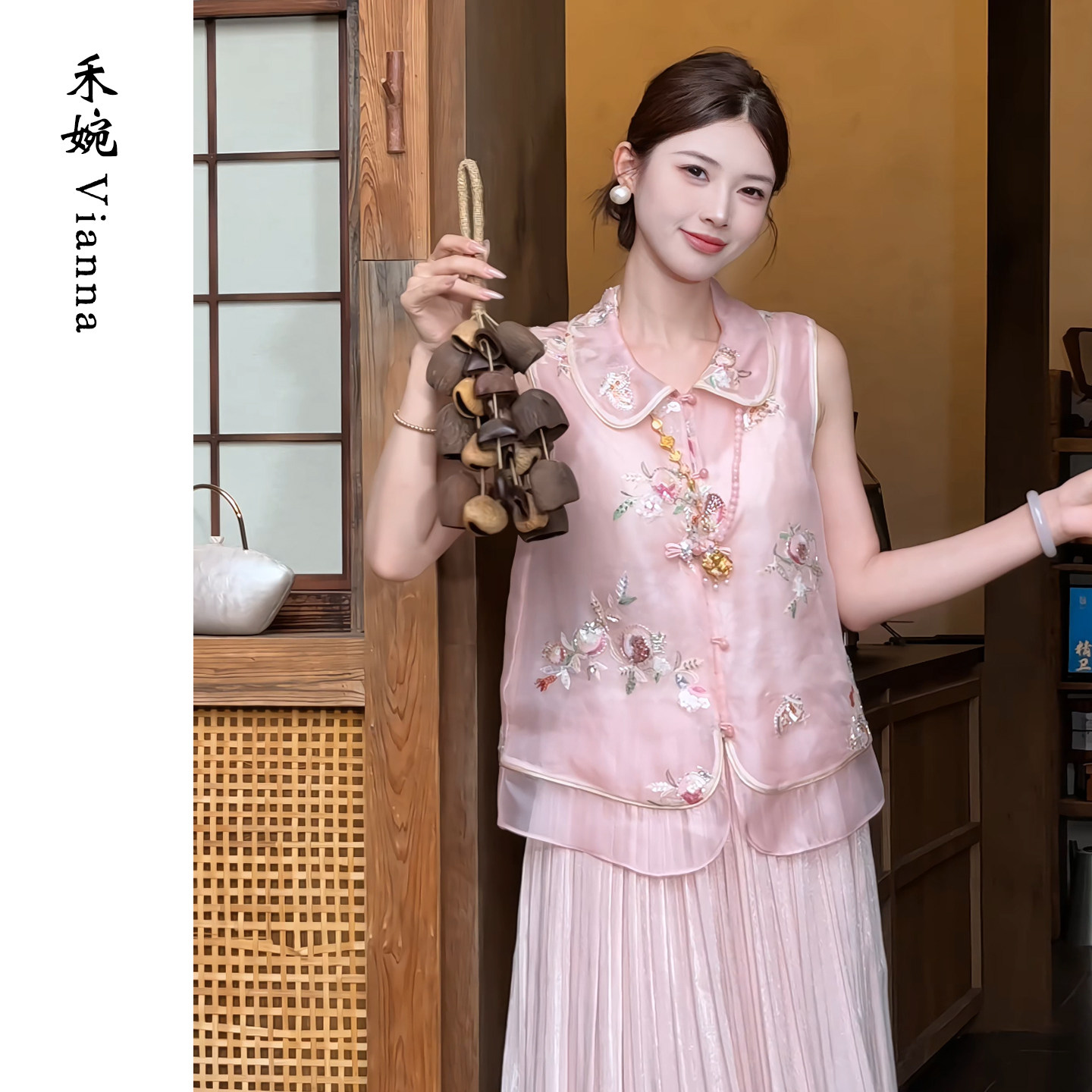 禾婉【榴夏】100桑蚕丝新中式国风贵气马甲女石榴重磅珠绣上衣 - 实物图