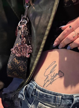 SYNA 新款街头嘻哈小恶魔汽车钥匙扣挂件时尚潮流百搭玫瑰金挂饰