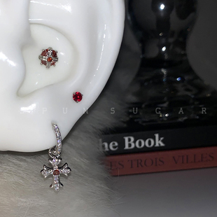 暗黑复古红色十字架耳骨钉钛钢满钻十字花纹耳圈男女情侣耳钉耳环