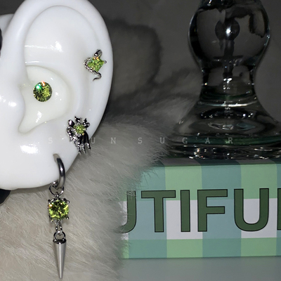 爆闪绿色小蛇耳骨钉钛钢暗黑鬼爪蝴蝶结耳蜗钉长款尖坠耳圈耳环