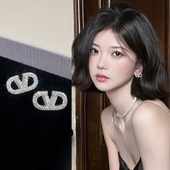 时尚 字母耳环高级感轻奢气质耳钉女小众设计配饰时尚 独特夸张耳饰