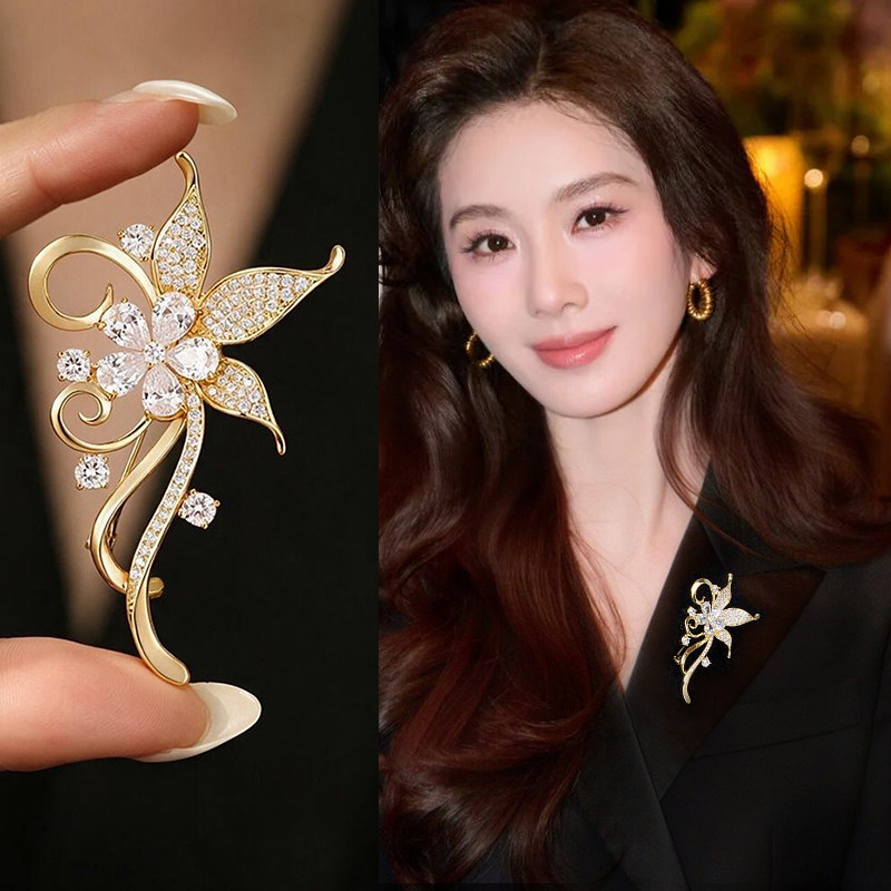 金色花朵胸针女款高级感轻奢小众精致西装配饰老钱风毛衣胸花别针