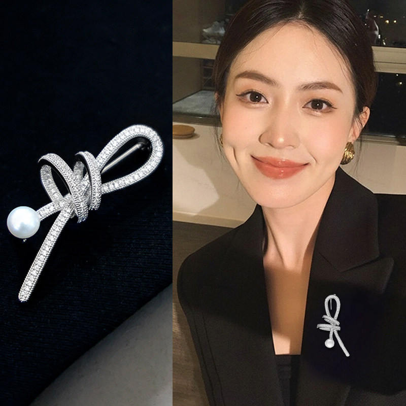 银色绳结珍珠胸针女款高端精致时尚胸花别针小众气质西装大衣配饰