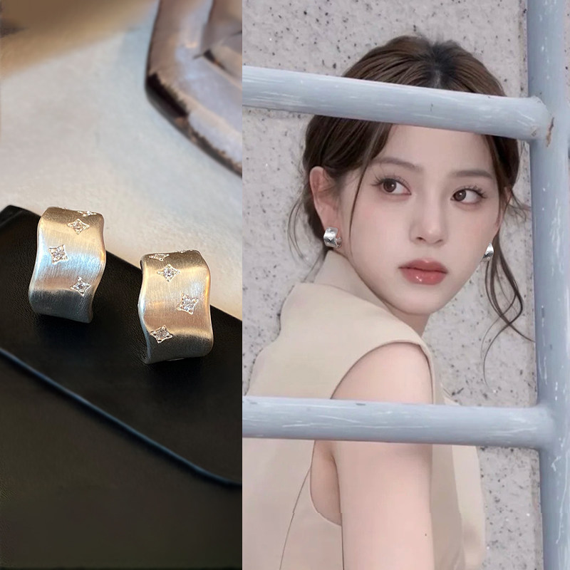 银色轻奢复古圈圈耳环女独特高级感2026新款银针耳钉小众百搭耳饰