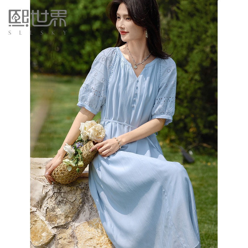熙世界蓝色连衣裙女夏季2025新款刺绣镂空插肩袖海滩度假a字裙子图片