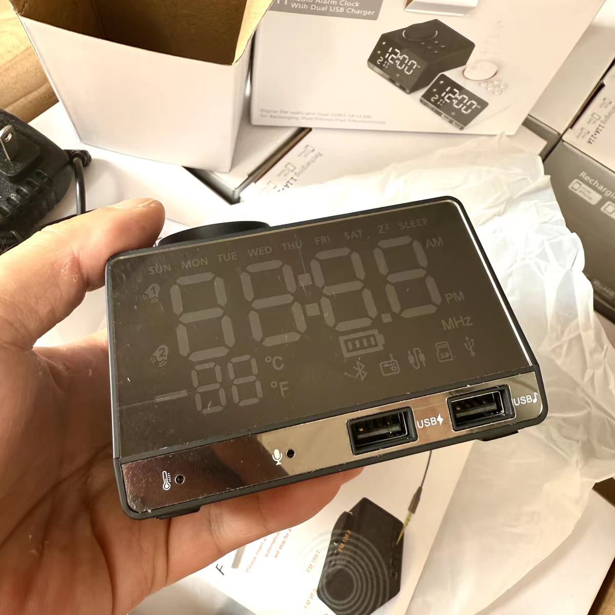 日本数字LED显示屏闹钟蓝牙音箱U盘TF卡多功能外贸出口库存收音FM