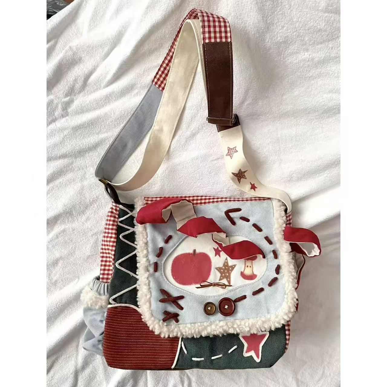 红苹果斜挎托特包大容量文艺通勤毛毛翻盖包小众拼接圣诞帆布包女