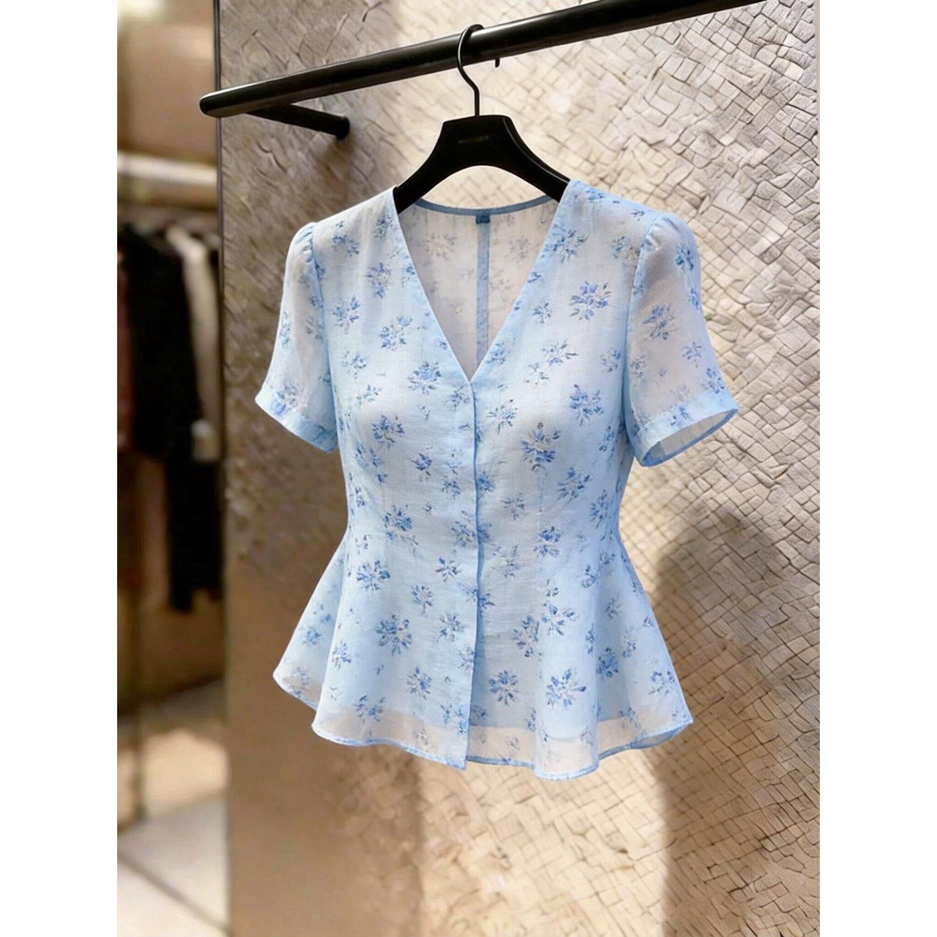 夏季蓝色碎花V领短袖显瘦衬衫