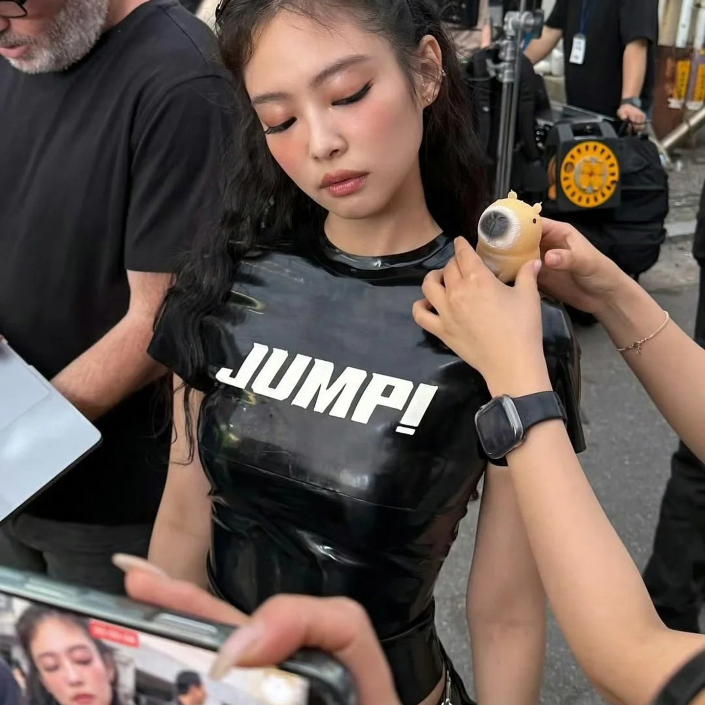 jennie同款字母印花亮面皮革T恤