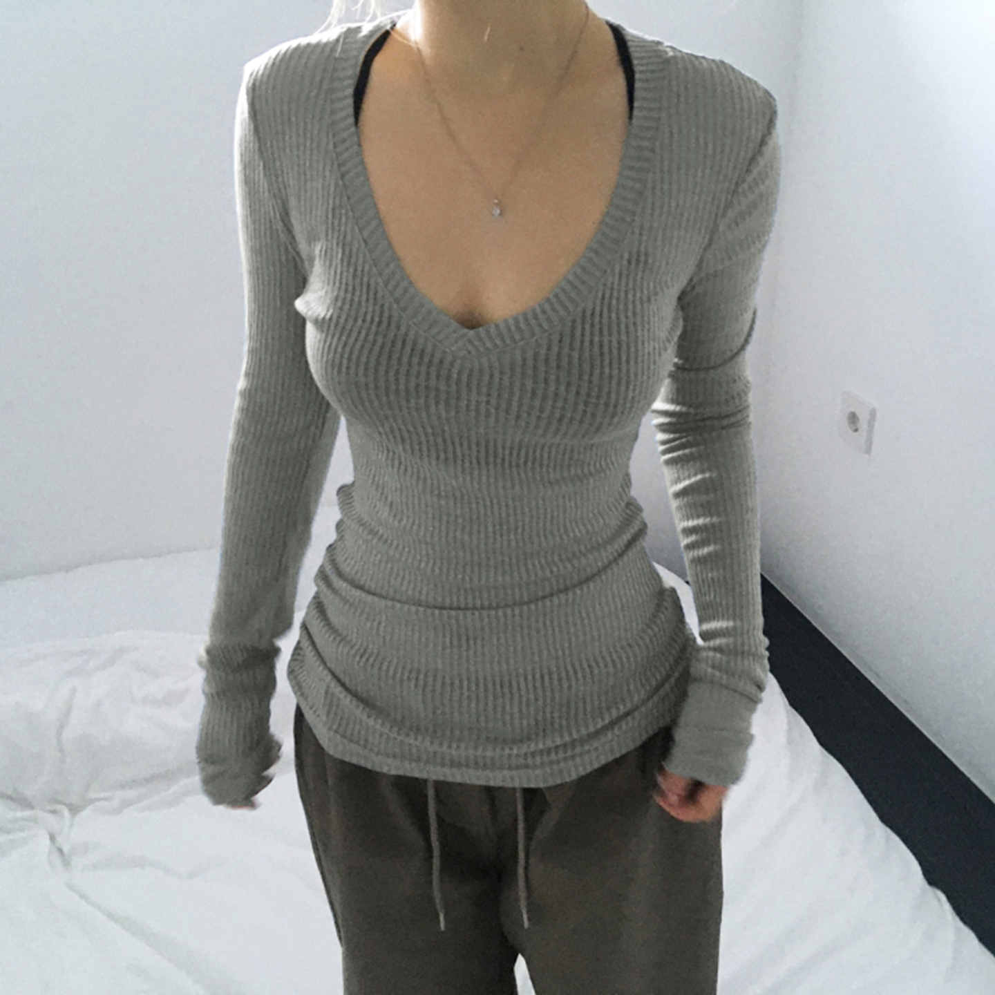 简约纯色坑条V领针织打底衫