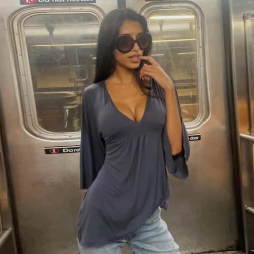 轻熟简约深V领喇叭中袖上衣女