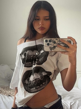 H家欧美女装 摇滚街区黑色嘴唇印花斜肩T恤女小众趣味短袖上衣夏