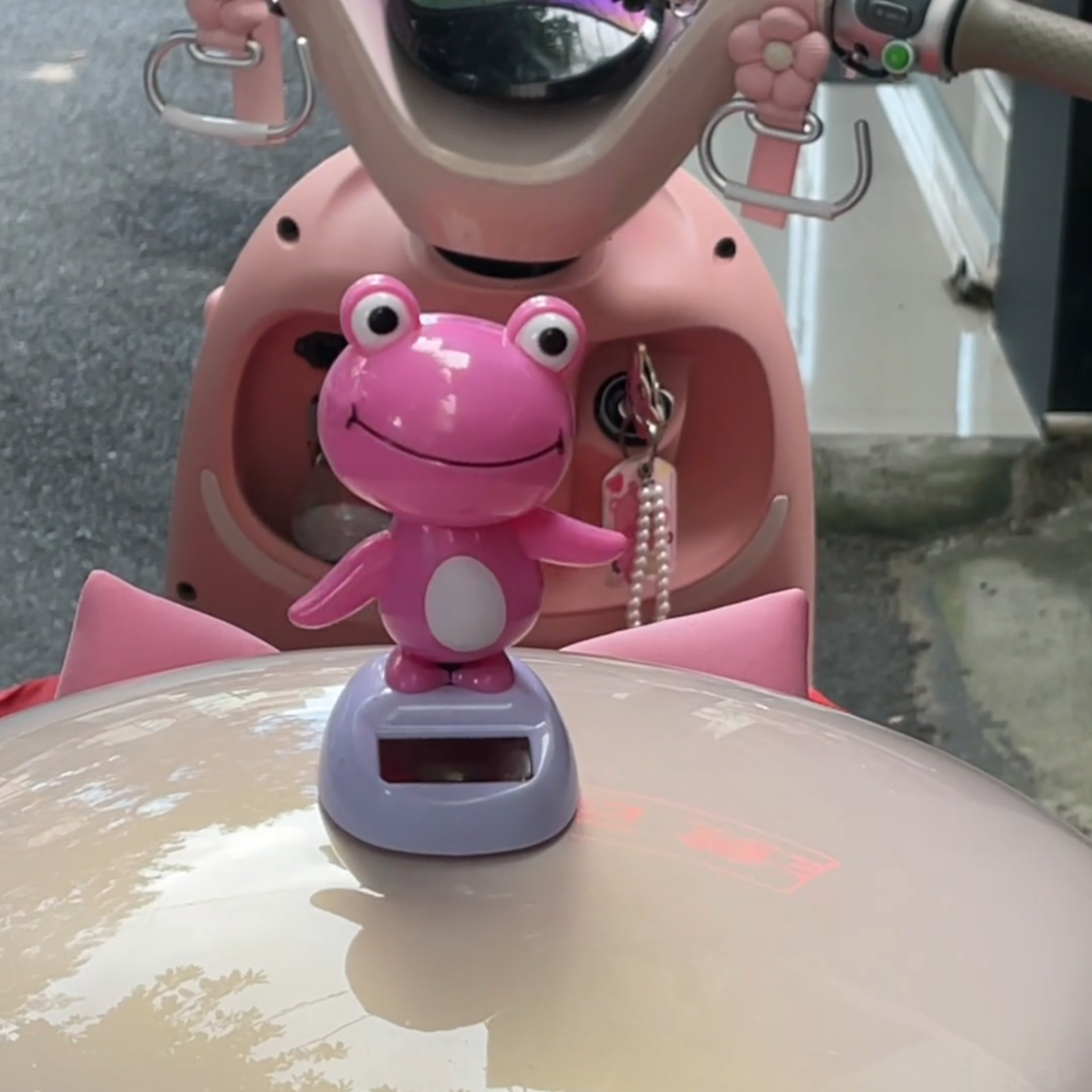 太阳能摆件青蛙摆件装饰汽车内饰车尾仪表后备箱车顶可爱摇摆玩偶