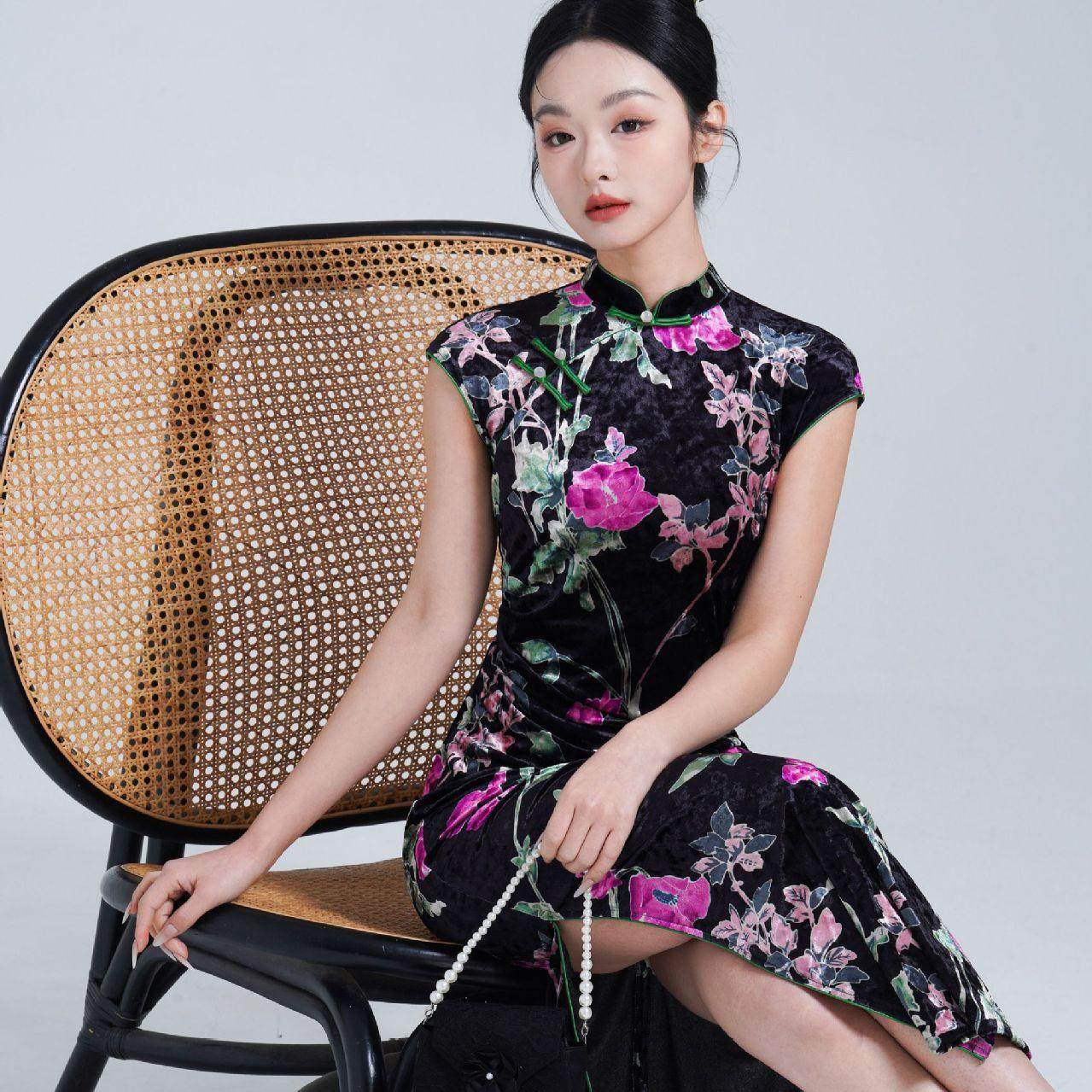 胡连馨同款丝绒无袖旗袍2025新款女夏季日常可穿长款改良年轻款女 - 实物图