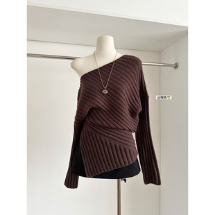 露思同款咖色不规则毛衣女2026早春季优雅约会斜纹露肩修身针织衫